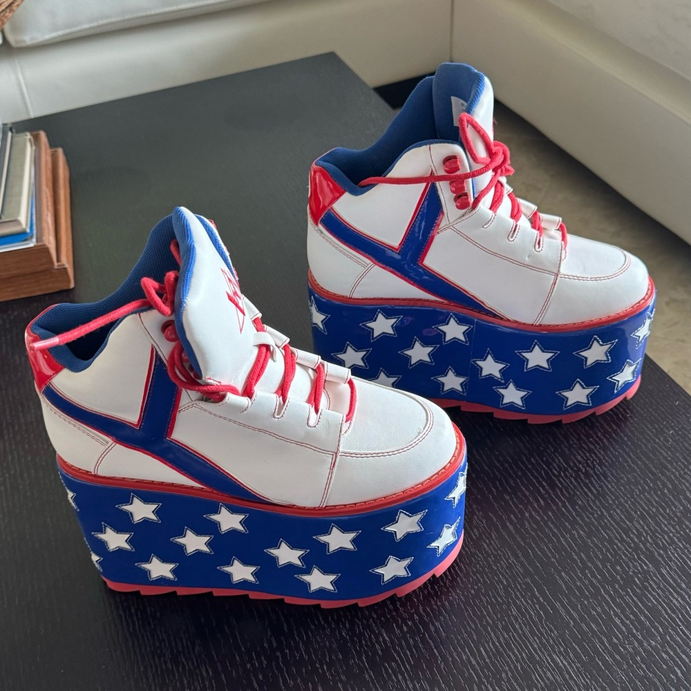 Y.R.U. shoes, star Qozmo Platform sneakers, size 6, white/blue/red.